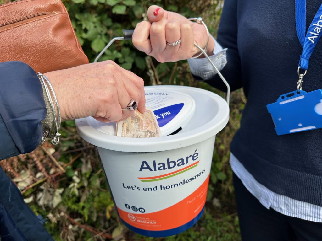 Fundraising and collecting money with an Alabaré collecting bucket